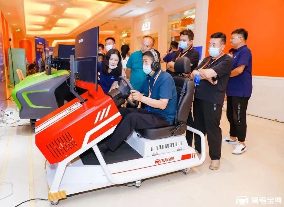 无限智慧·无界未来 2022驾考宝典智慧驾校系列新品重磅发布！